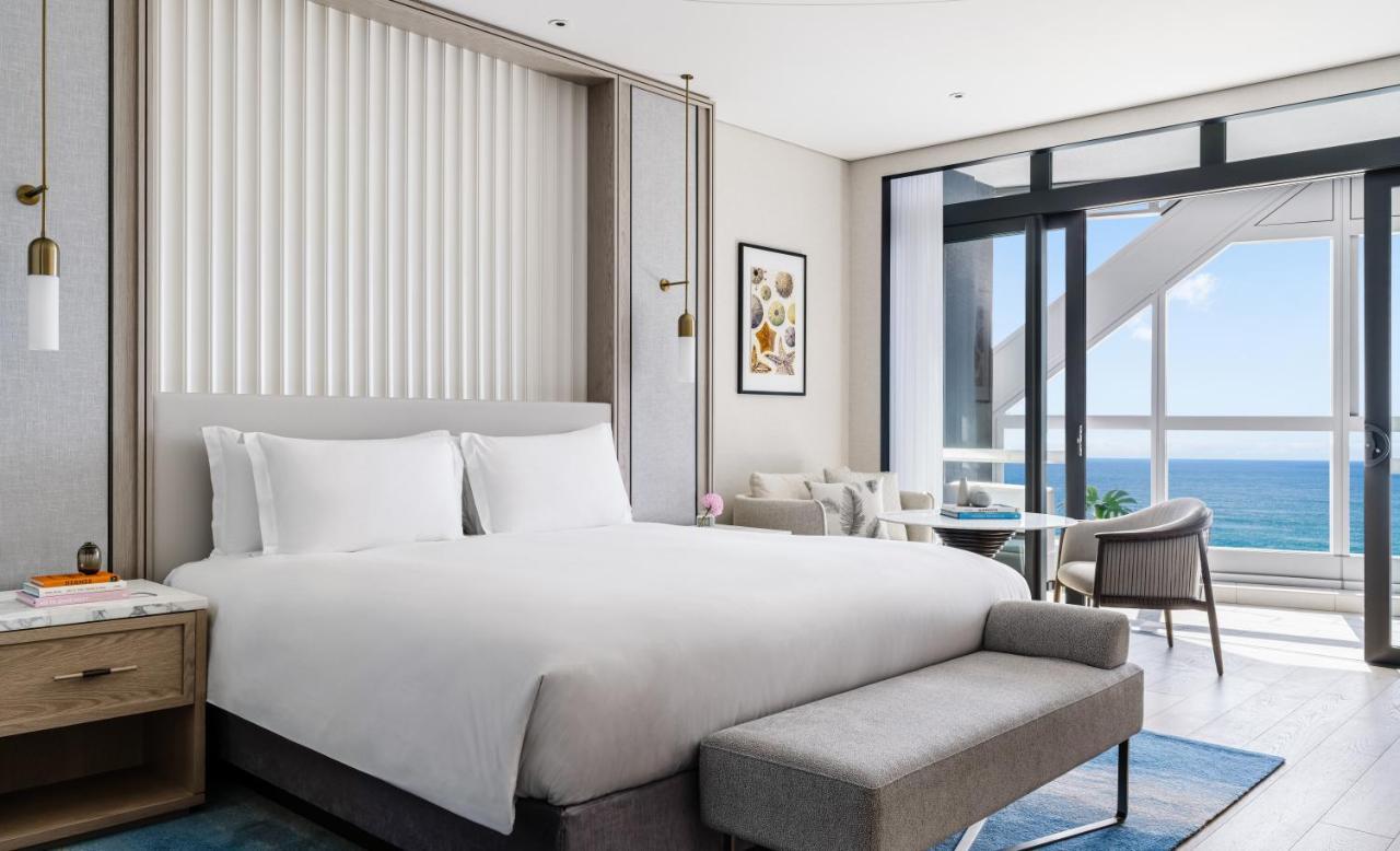 The Langham, Gold Coast And Jewel Residences Buitenkant foto A guest room at the hotel