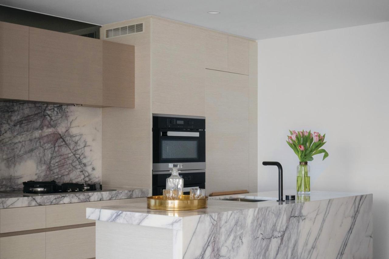 The Langham, Gold Coast And Jewel Residences Buitenkant foto A kitchen with a marble countertop