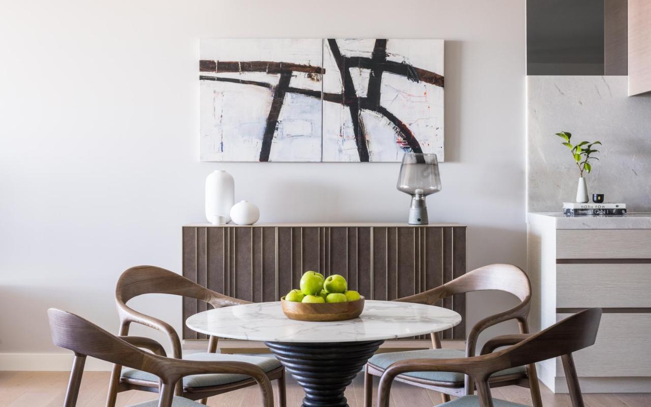 The Langham, Gold Coast And Jewel Residences Buitenkant foto A dining room in a private home