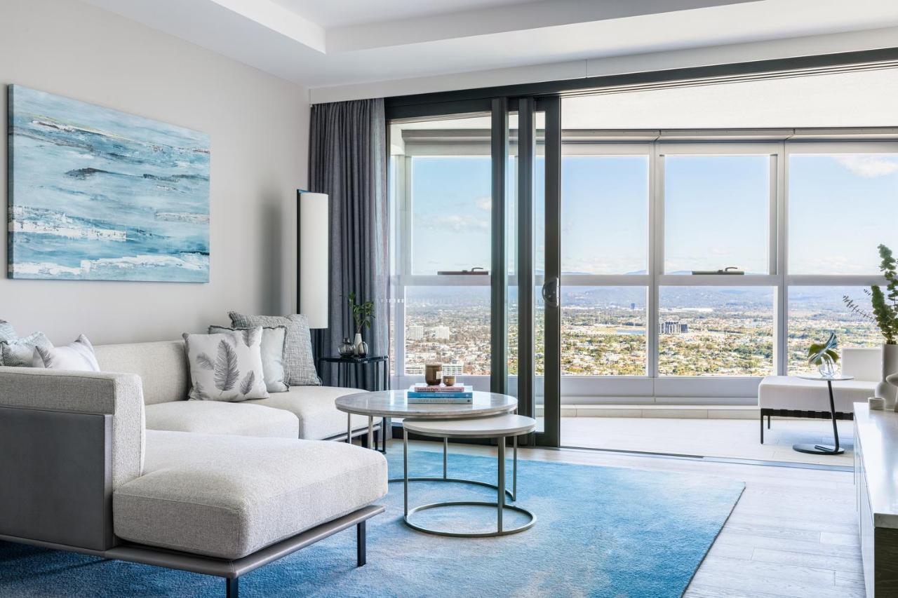 The Langham, Gold Coast And Jewel Residences Buitenkant foto A living room at The Ritz-Carlton, Downtown, Los Angeles