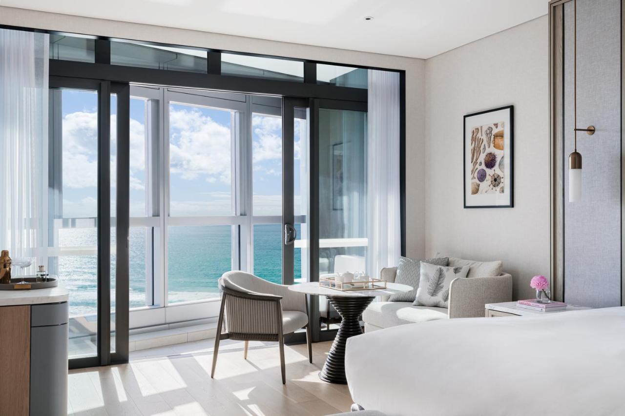 The Langham, Gold Coast And Jewel Residences Buitenkant foto A suite at the Ritz-Carlton, South Beach