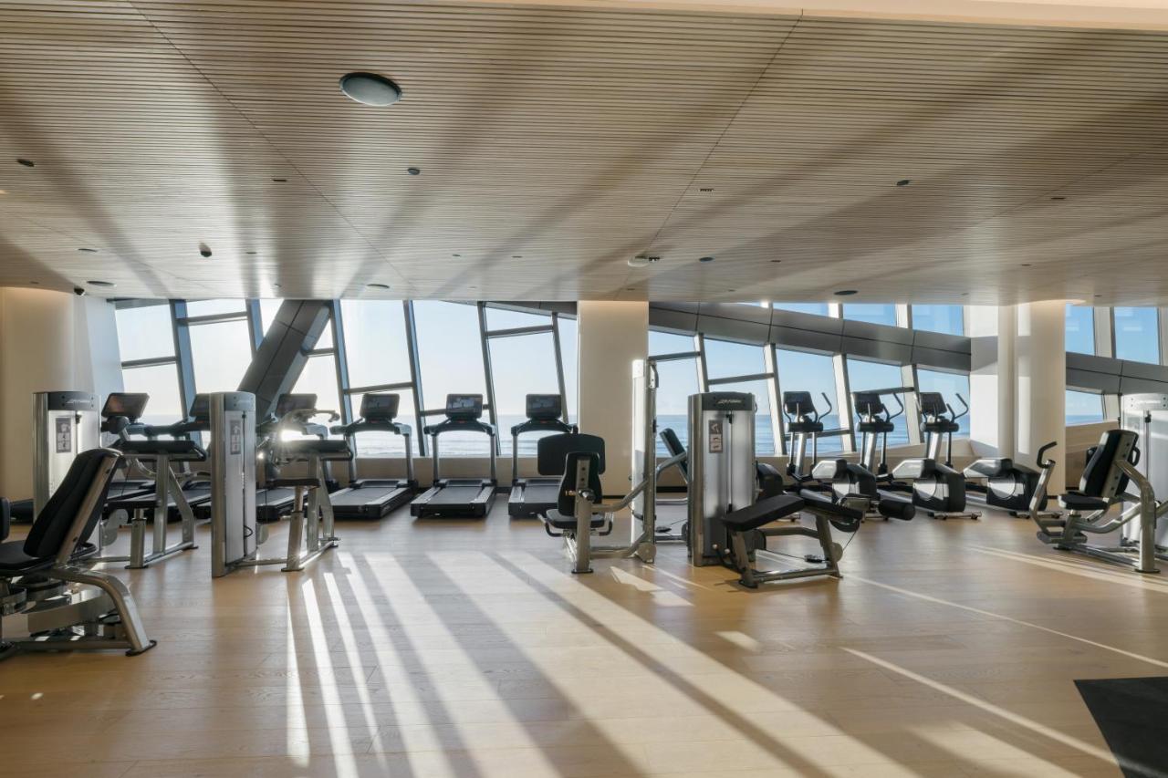 The Langham, Gold Coast And Jewel Residences Buitenkant foto The gym at the 100th floor