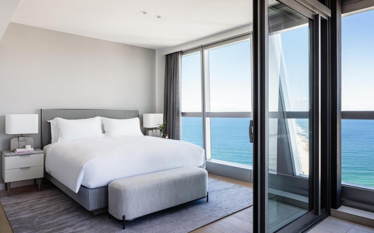The Langham, Gold Coast And Jewel Residences Buitenkant foto A bedroom at the West Hollywood hotel