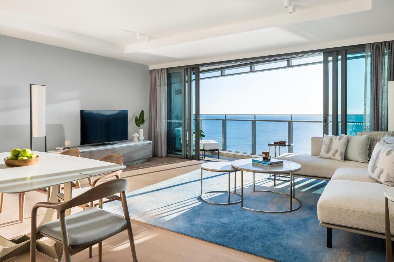 The Langham, Gold Coast And Jewel Residences Buitenkant foto A living room at the Ritz-Carlton, Maldives